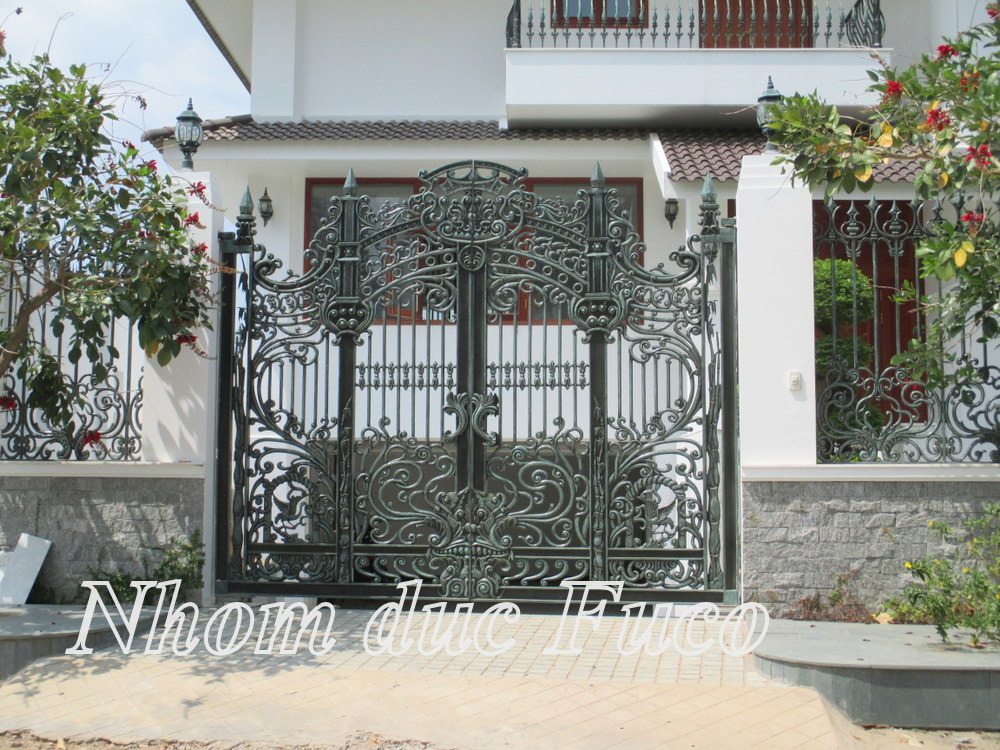 Một chiếc cổng biệt thự đẹp với thiết kế đơn giản hoặc cách điệu với nhiều chi tiết lượn sóng
