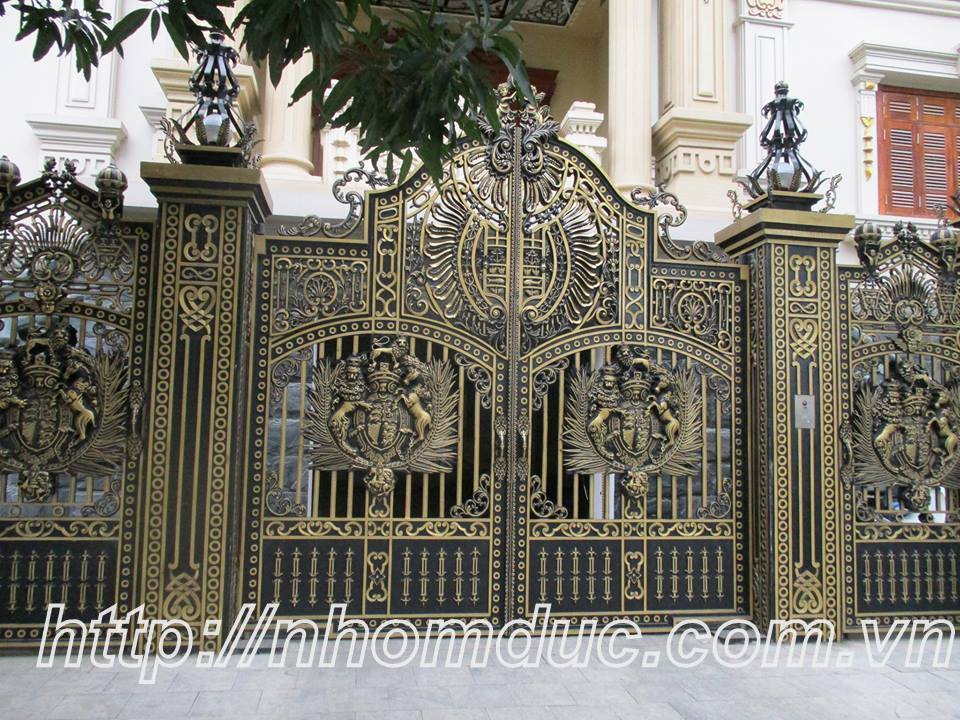 Một mẫu siêu biệt thự với cổng nhôm đúc và tường rào bằng nhôm