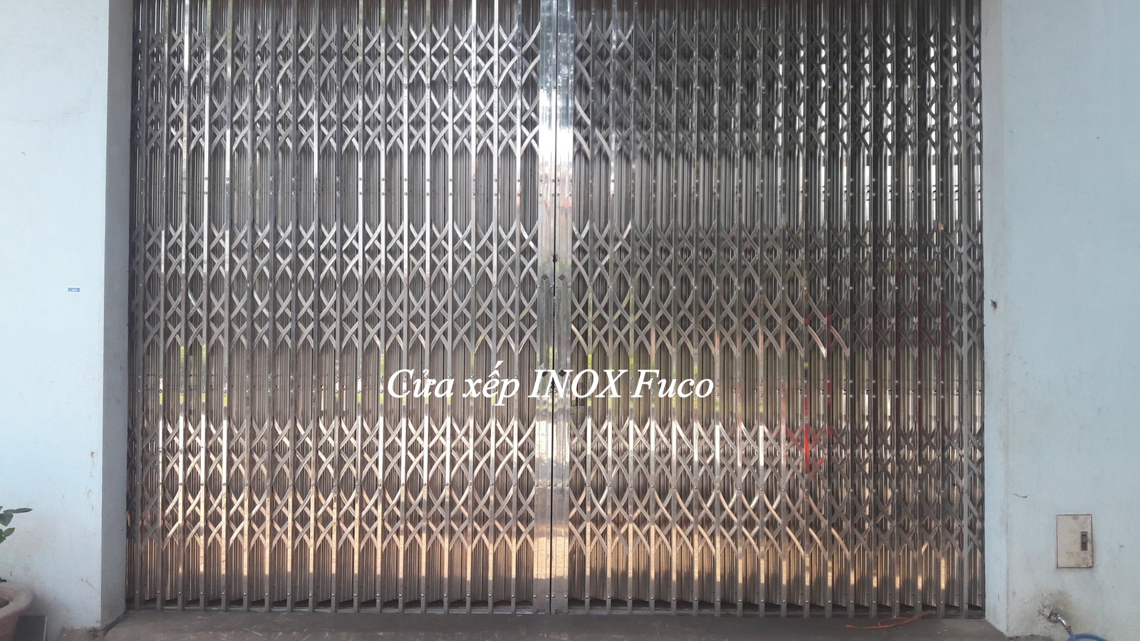 Sản xuất và lắp đặt cửa xếp INOX hộp 304 đến mọi công trình tại Hà Nội, Thái Nguyên và khu vực lân cận. Khách hàng ở các tỉnh xa vui lòng liên lạc