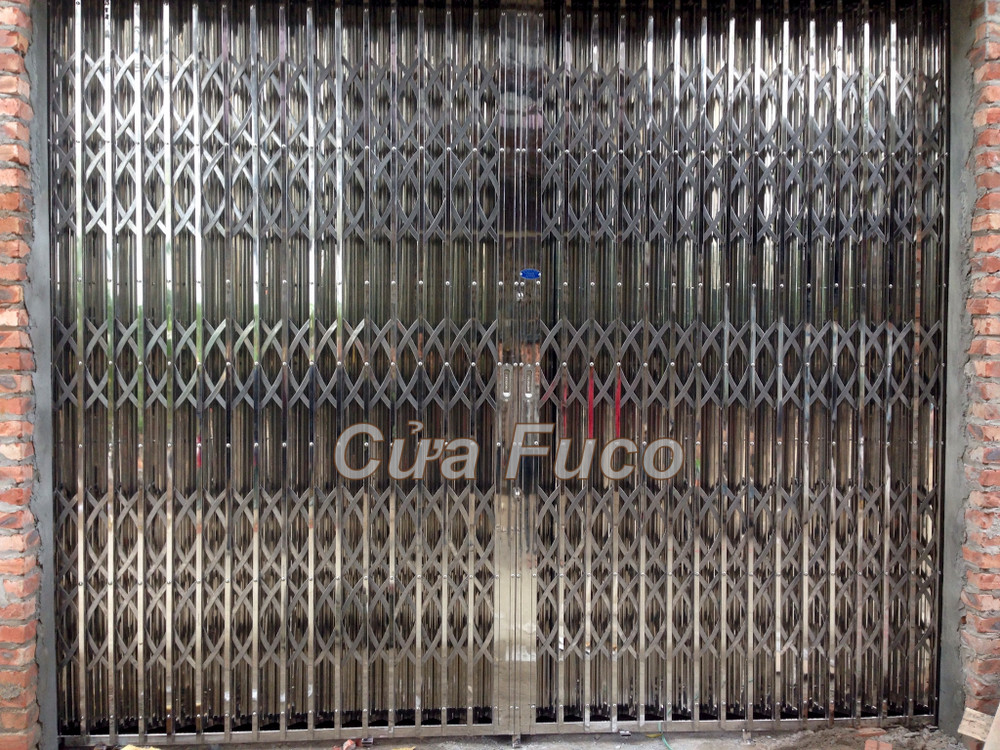 Đội thợ của Fuco chuyên sản xuất các loại cửa cao cấp cửa xếp INOX hộp 20x20, cửa xếp này được khách hàng đánh giá là loại cửa bền, đẹp, khỏe nhất 