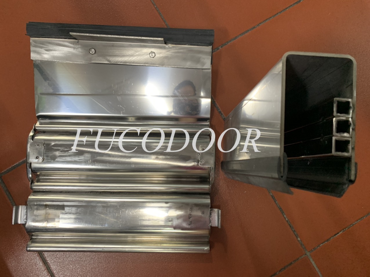 Thân cửa cuốn siêu trường INOX 304, độ dầy 1.5mm và 1.6mm± 5%