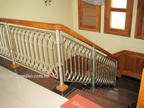  Lan can cầu thang được thiết kế và làm từ vật liệu nhôm