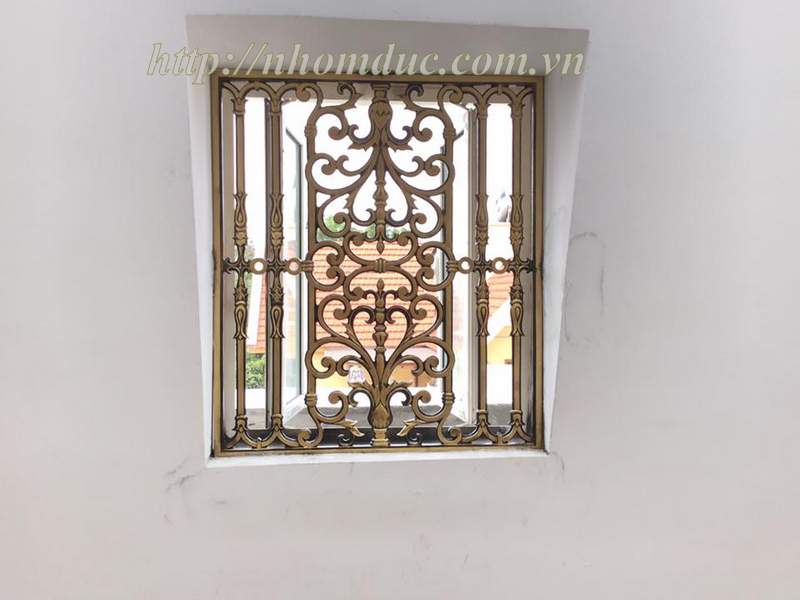 Bông gió nhôm đúc là một phần thiết kế được sử dụng rất phổ biến, trong kiến trúc cửa sổ.