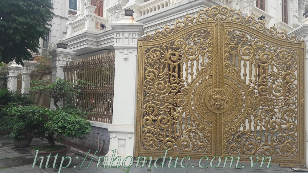 Mẫu cửa cổng nhôm đúc hình rồng đẹp cho nhà phố