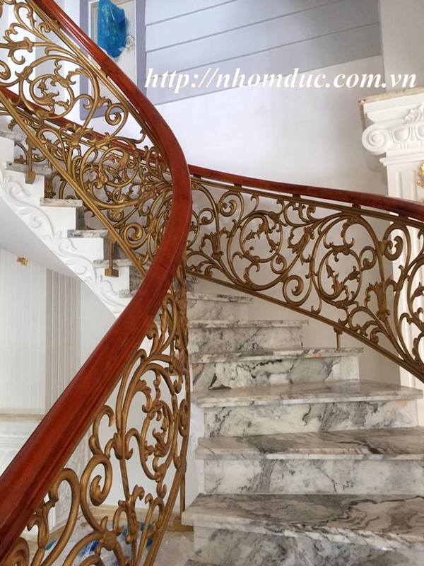 Cầu thang nhôm đúc cao cấp phù hợp với các không gian nhà biệt thự,kiến trúc Pháp.