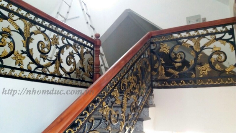  Cầu thang nhôm đúc cao cấp phù hợp với các không gian biệt thự,nhà vườn