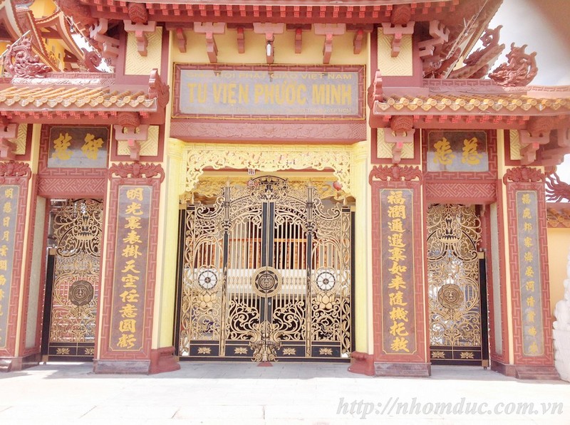Cổng nhôm đúc nhà chùa GAT 704