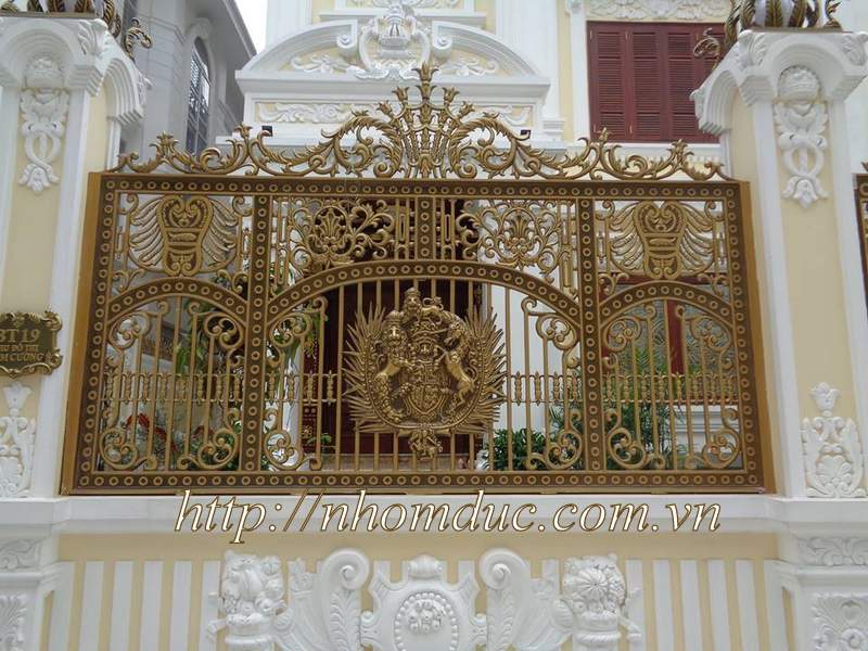Cổng nhôm đúc phù điêu Buckingham tại Hà Nội 