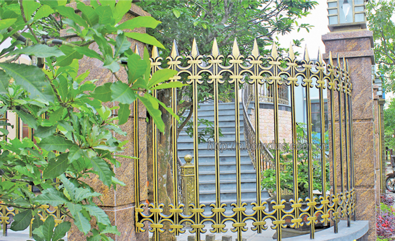 Hàng rào hợp kim nhôm đúc ( hàng rào nhôm đúc , hàng rào đẹp , hàng rào ) sẽ làm cho cảnh quan bên ngoài của ngôi nhà bạn thêm hài hòa ,sang trọng .