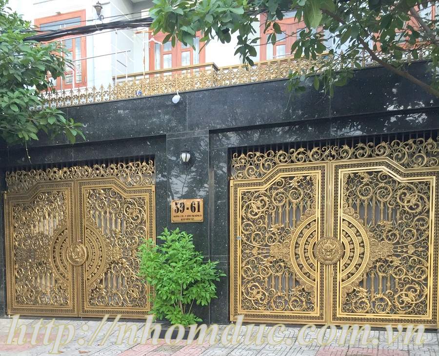 Mẫu cửa cổng nhôm đúc hình rồng đẹp cho nhà mặt phố Fuco